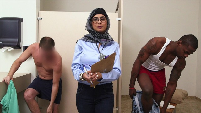 Handjob action with Mia Khalifa and Tony Rubino from Grab