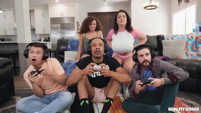 Side Fuck film with Sarah Arabic and Willow Ryder