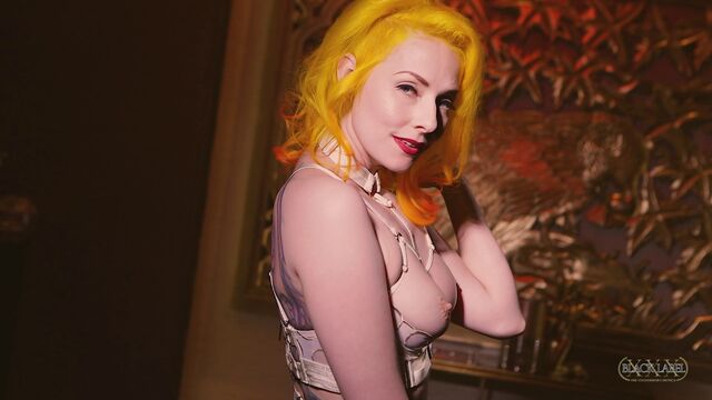 Lingerie action with Una Solitaire