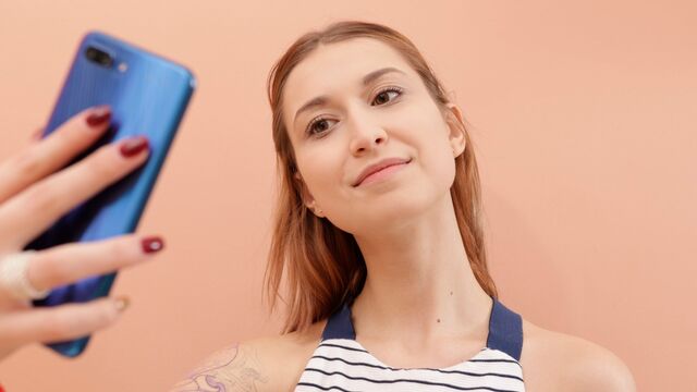 Medium Size Tits video with Iris Kiss Kiss