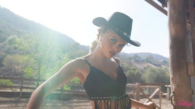 Perfect Body smut with Destiny Cruz