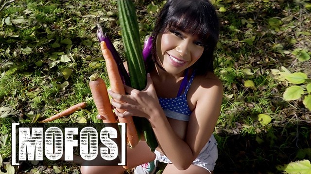 Cock Sucking action with Aryana Amatista and Eric John from Grab