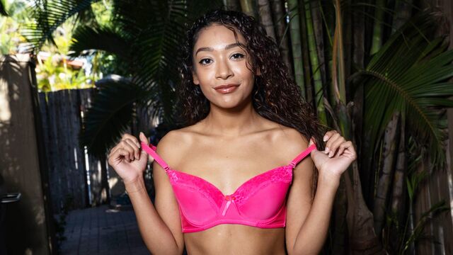 Posing smut with Sarah Lace